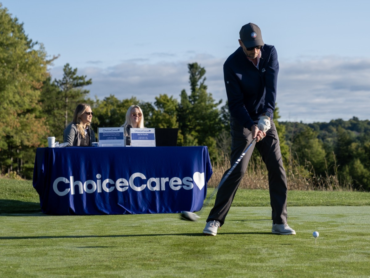 Un homme jouant au golf